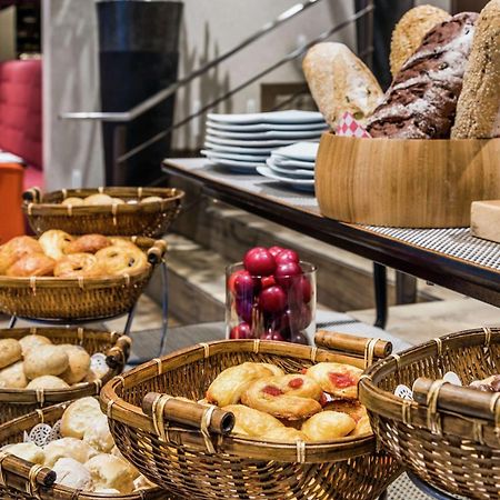 Embassy Suites by Hilton Bogotá - Rosales Exteriér fotografie Breads and pastries at a buffet