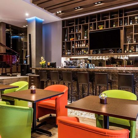 Embassy Suites by Hilton Bogotá - Rosales Exteriér fotografie The bar at the hotel
