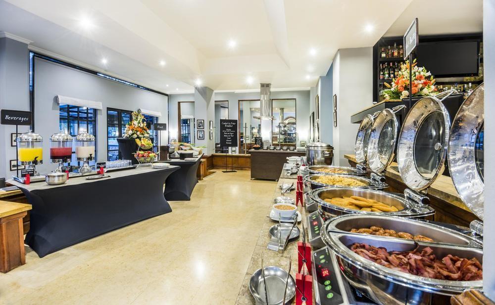 Embassy Suites by Hilton Bogotá - Rosales Exteriér fotografie The buffet at the hotel