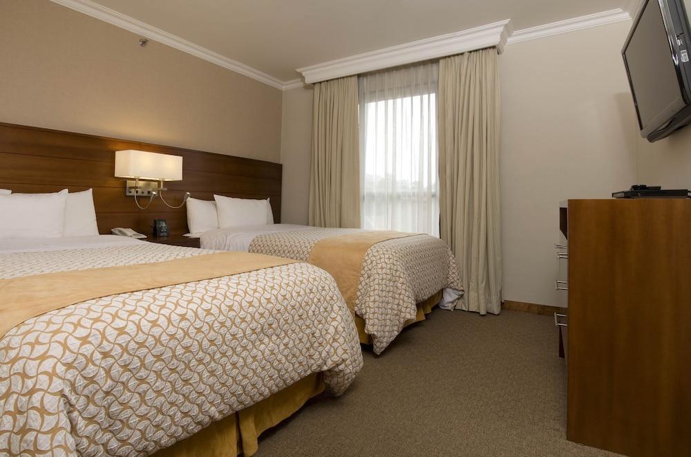 Embassy Suites by Hilton Bogotá - Rosales Exteriér fotografie A typical bedroom at the hotel