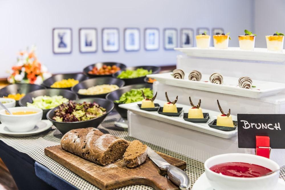 Embassy Suites by Hilton Bogotá - Rosales Exteriér fotografie A buffet at a hotel