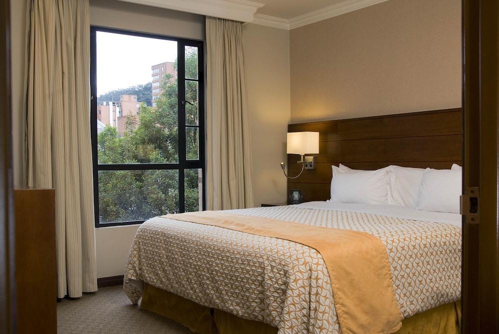 Embassy Suites by Hilton Bogotá - Rosales Exteriér fotografie A bedroom at the hotel