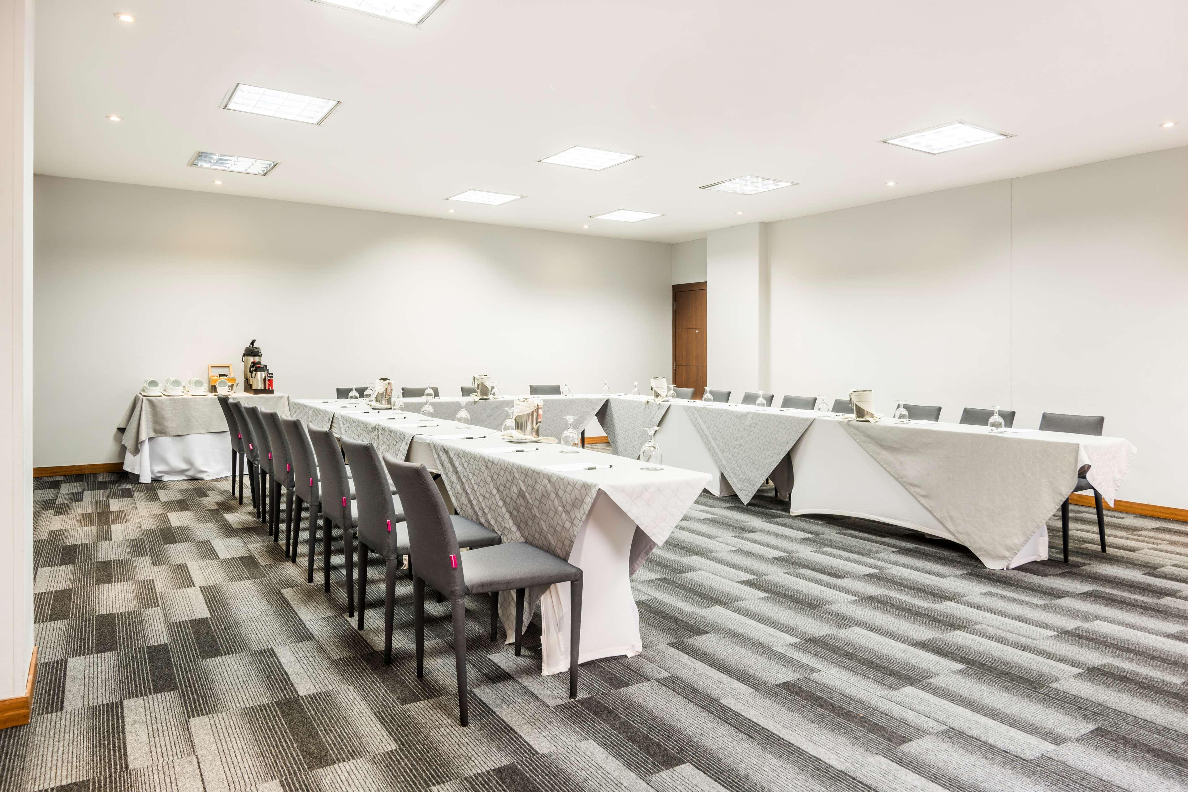 Embassy Suites by Hilton Bogotá - Rosales Exteriér fotografie Meeting room at the Hilton Garden Inn