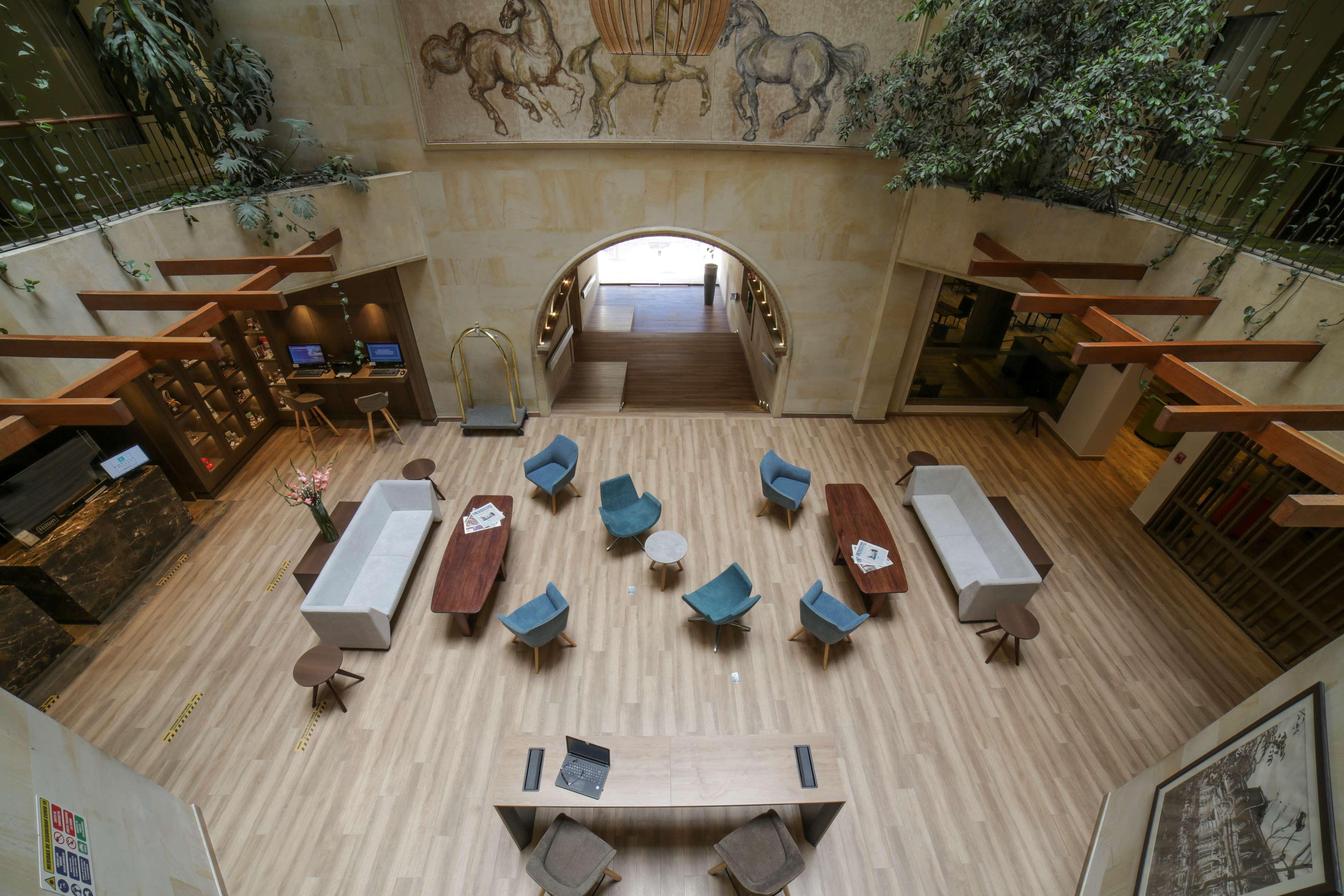 Embassy Suites by Hilton Bogotá - Rosales Exteriér fotografie The library