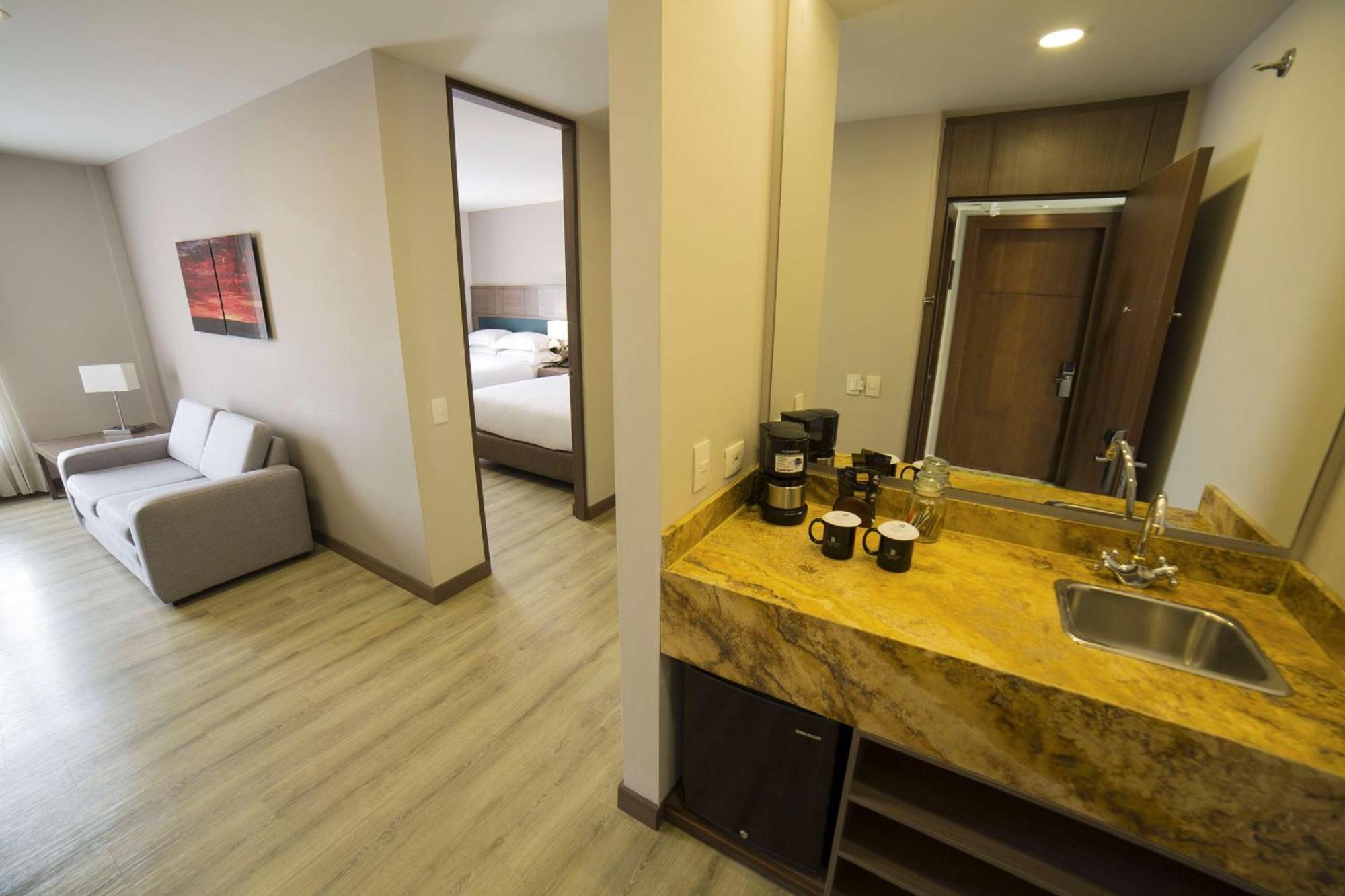Embassy Suites by Hilton Bogotá - Rosales Exteriér fotografie A room at the hotel