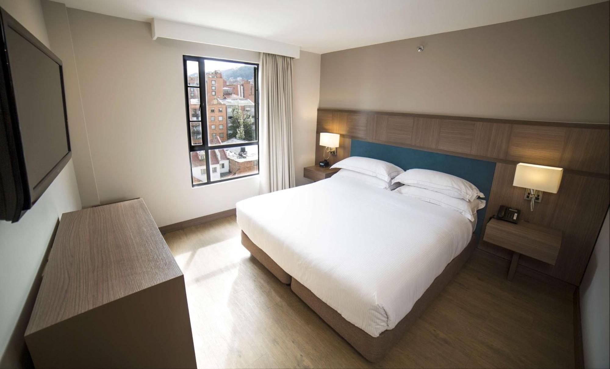 Embassy Suites by Hilton Bogotá - Rosales Exteriér fotografie A bedroom at the hotel
