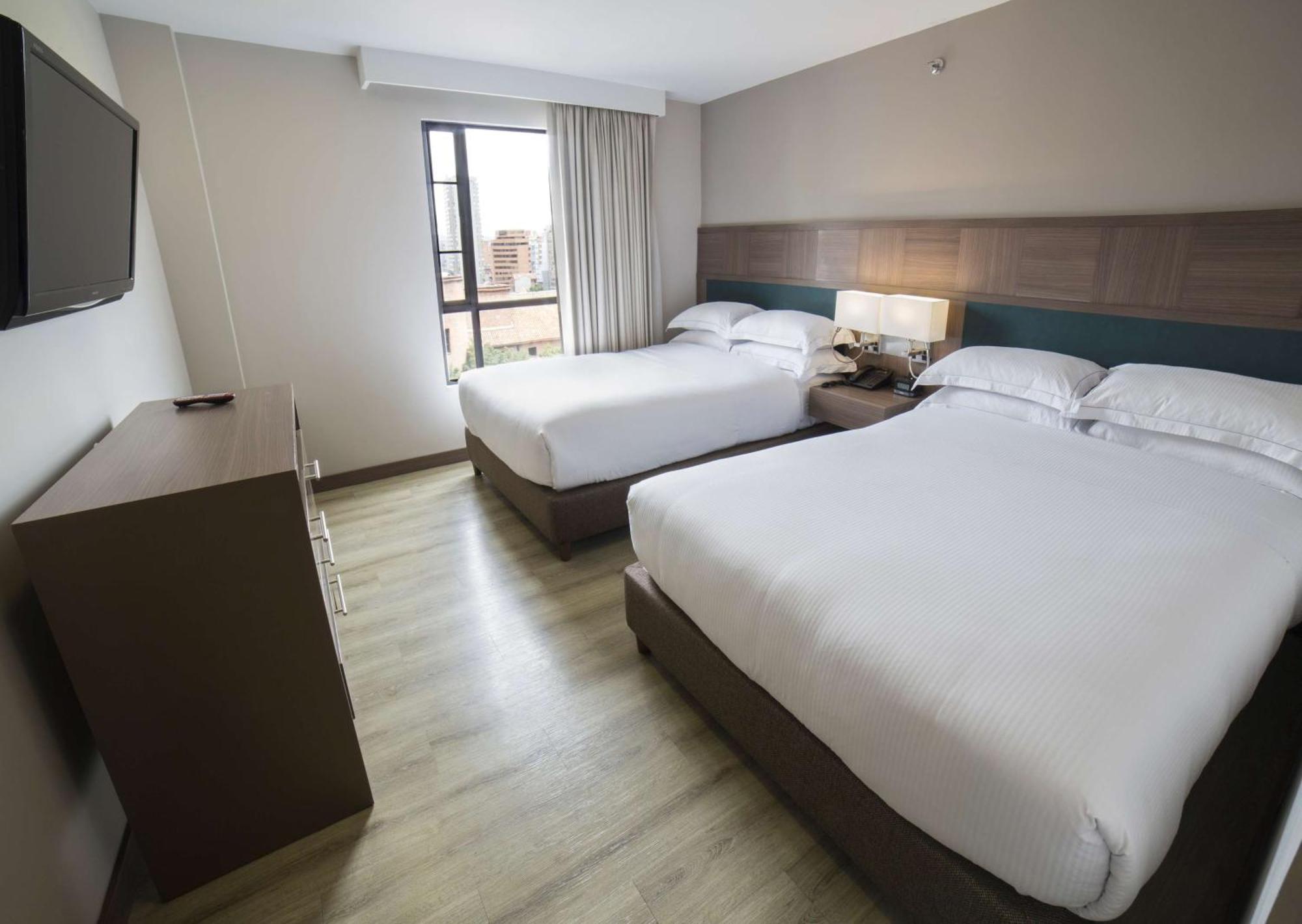 Embassy Suites by Hilton Bogotá - Rosales Exteriér fotografie A typical room at the Hilton Garden Inn