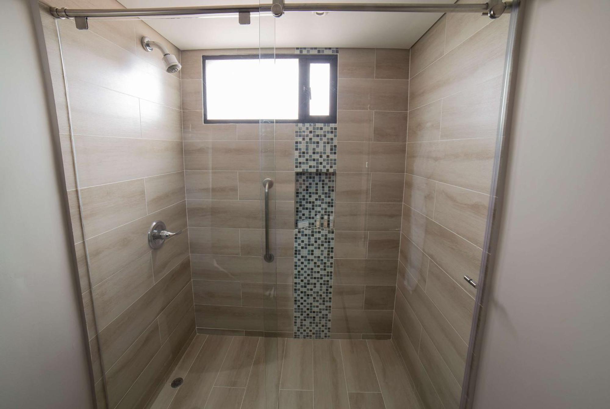 Embassy Suites by Hilton Bogotá - Rosales Exteriér fotografie A shower with a fixed shower head