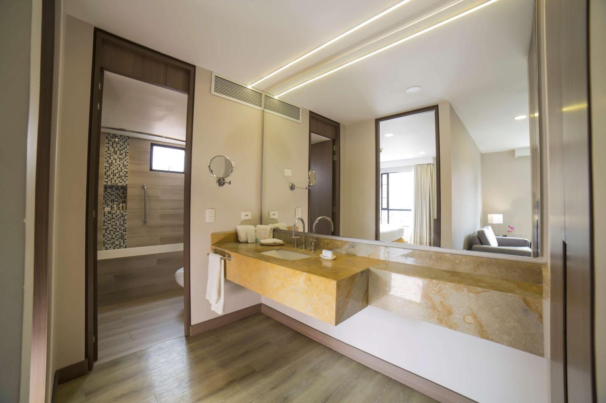 Embassy Suites by Hilton Bogotá - Rosales Exteriér fotografie Bathroom