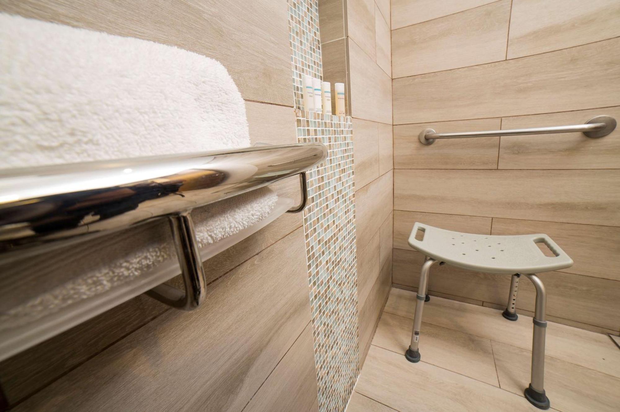 Embassy Suites by Hilton Bogotá - Rosales Exteriér fotografie A shower seat