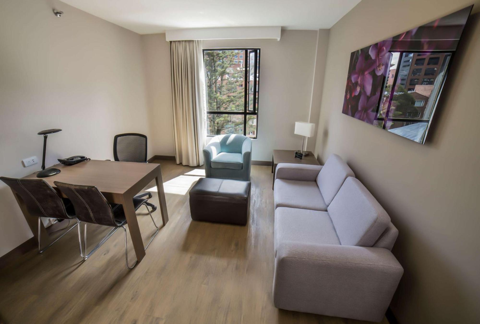 Embassy Suites by Hilton Bogotá - Rosales Exteriér fotografie A living room in a typical apartment
