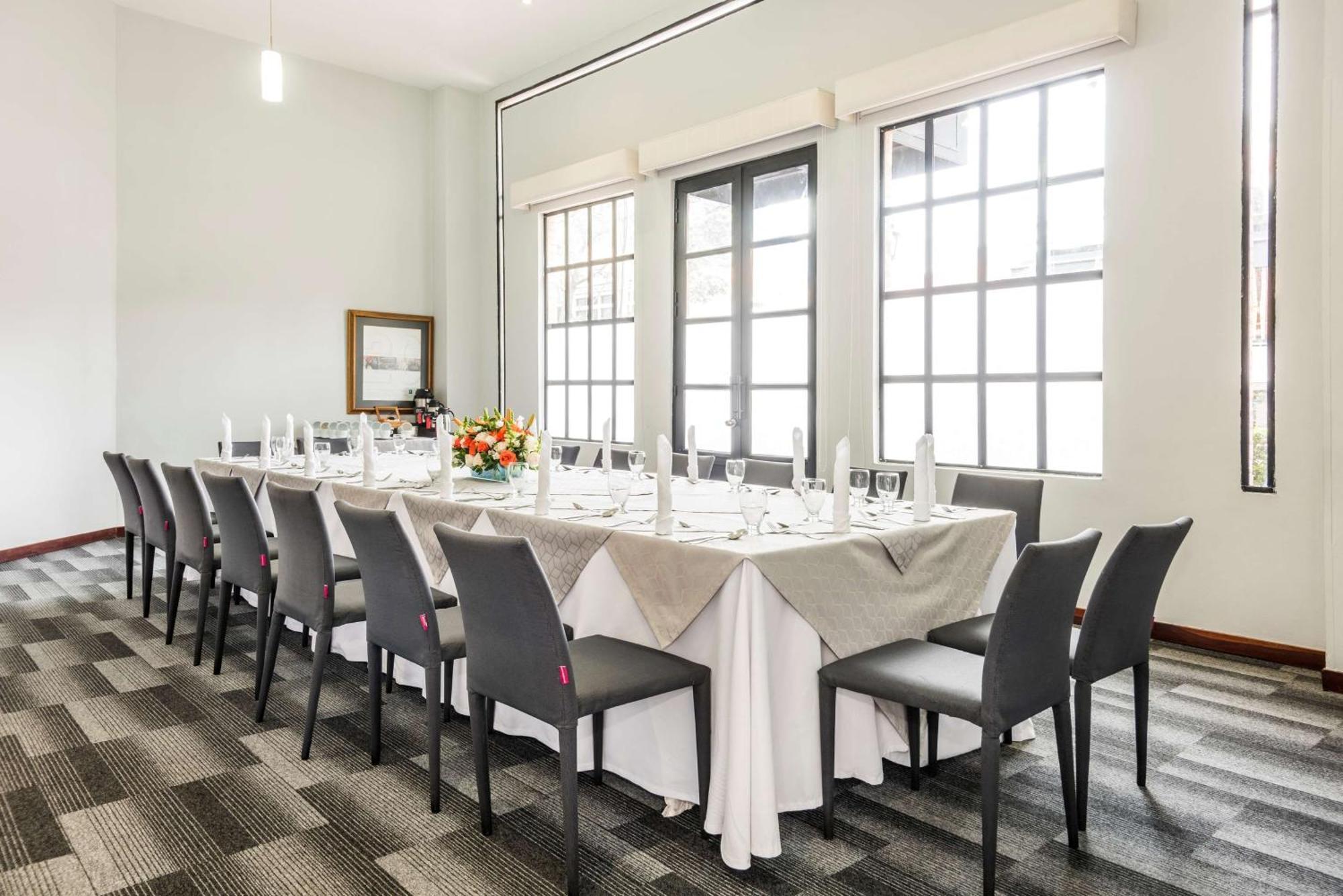 Embassy Suites by Hilton Bogotá - Rosales Exteriér fotografie The Boardroom at the Hotel