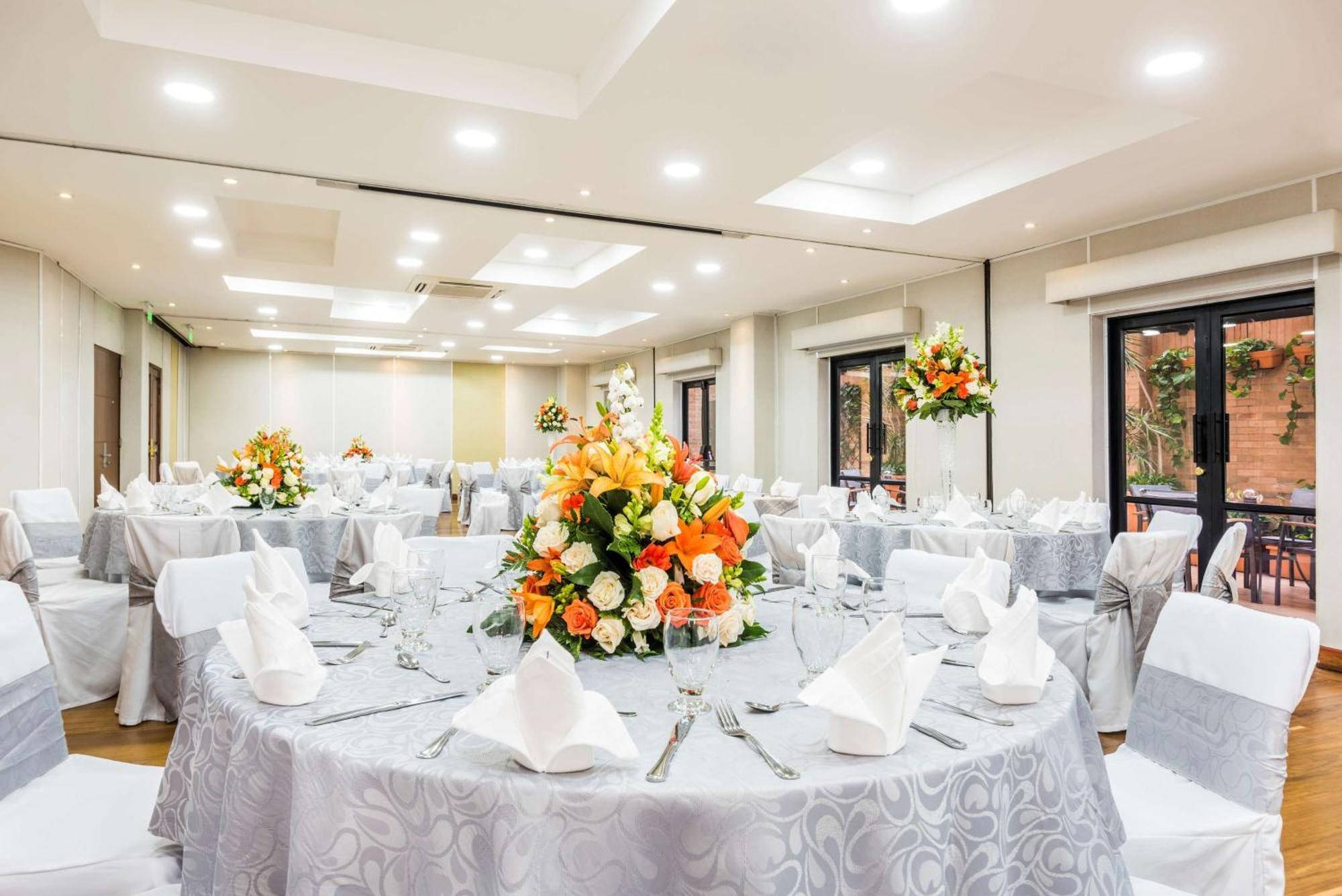 Embassy Suites by Hilton Bogotá - Rosales Exteriér fotografie The ballroom at the hotel