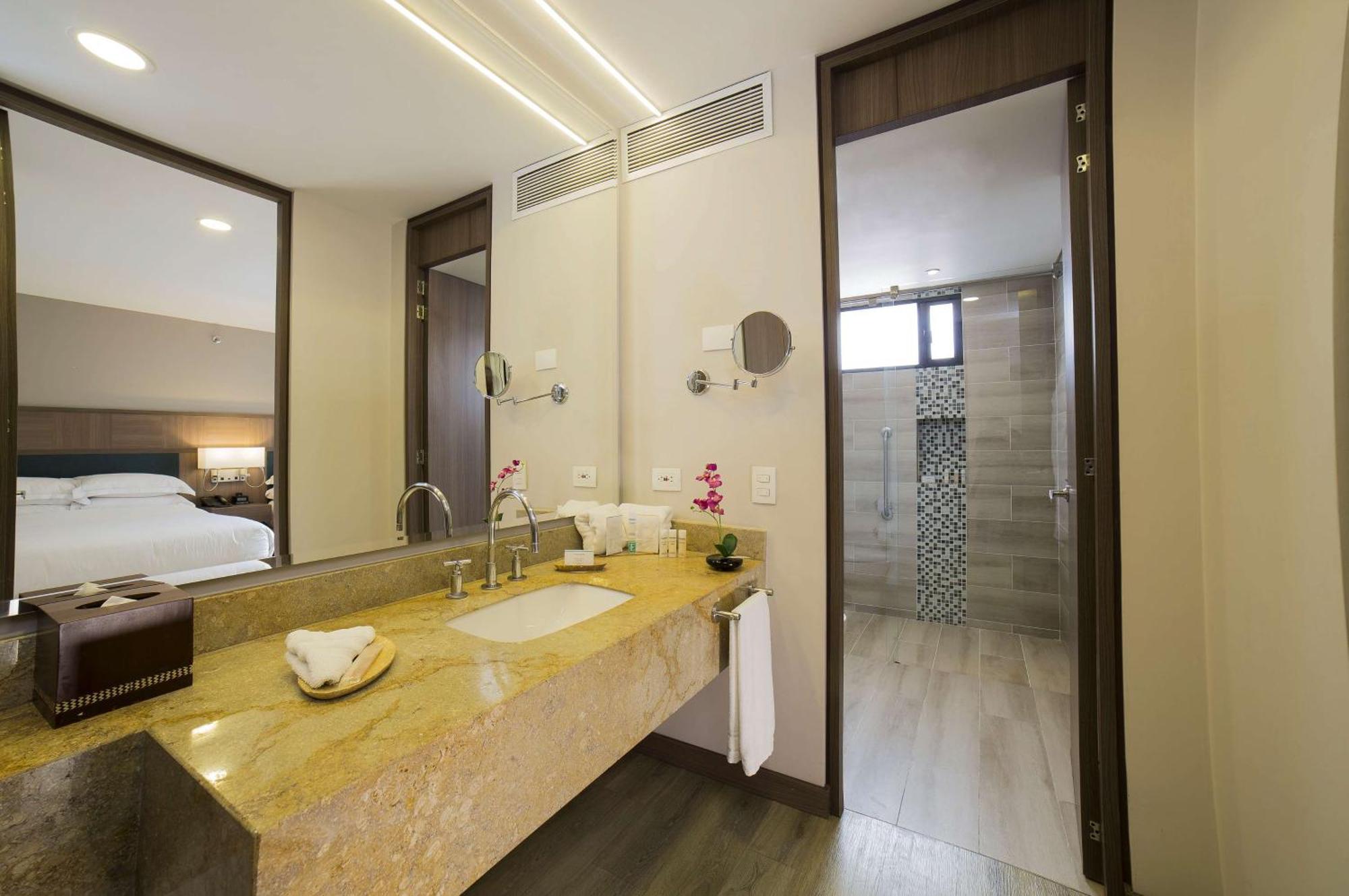Embassy Suites by Hilton Bogotá - Rosales Exteriér fotografie Bathroom