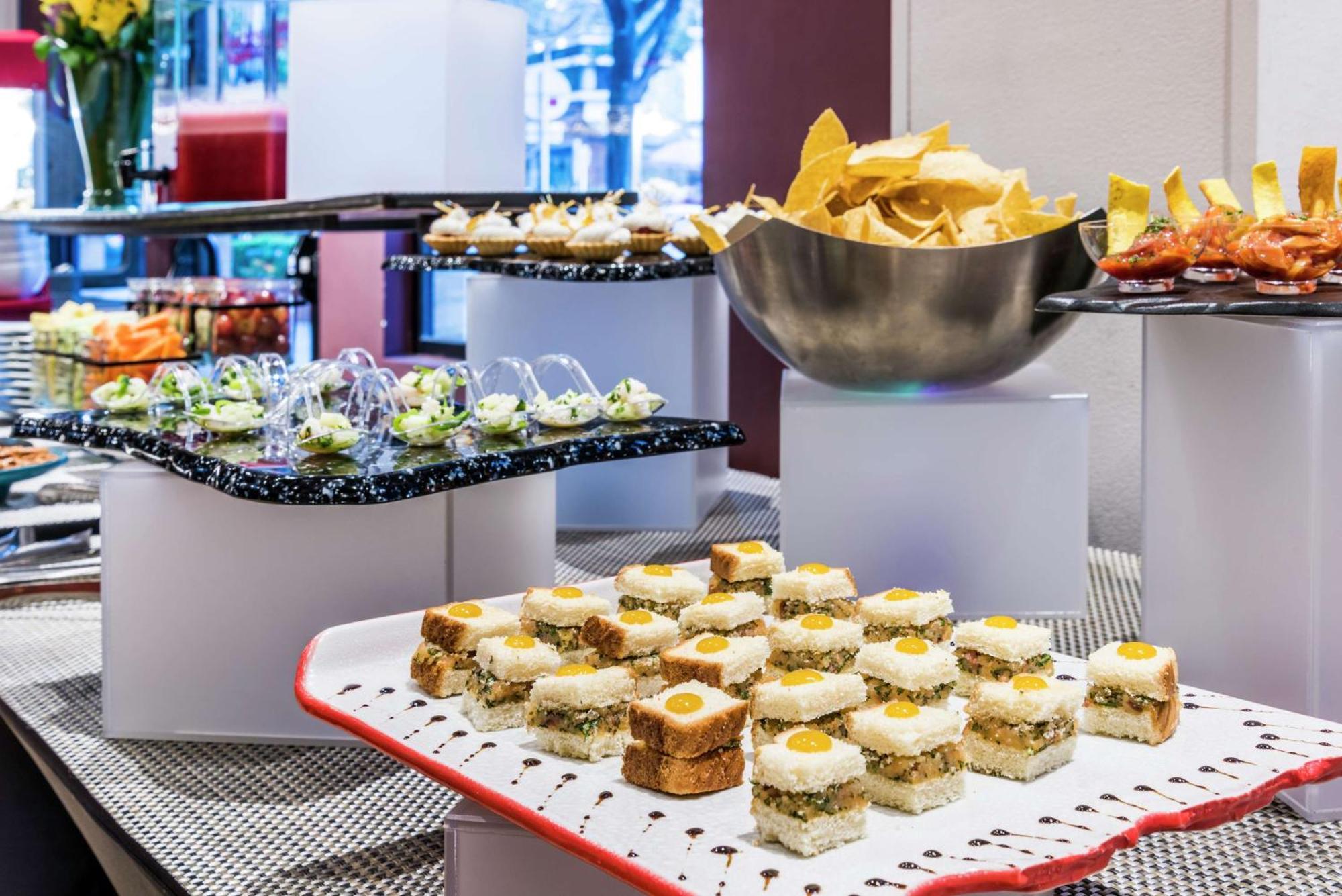 Embassy Suites by Hilton Bogotá - Rosales Exteriér fotografie A buffet