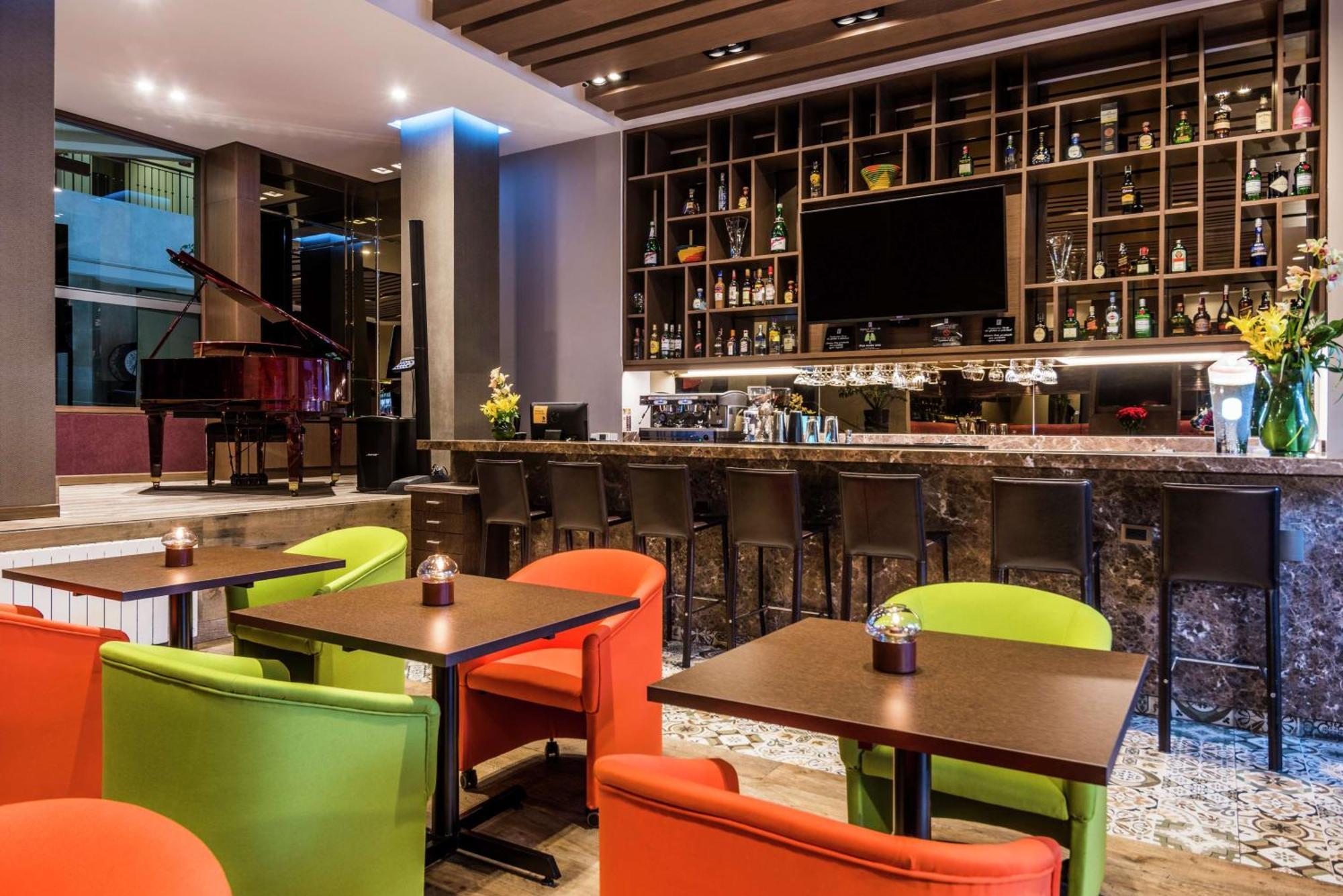 Embassy Suites by Hilton Bogotá - Rosales Exteriér fotografie The bar at the hotel