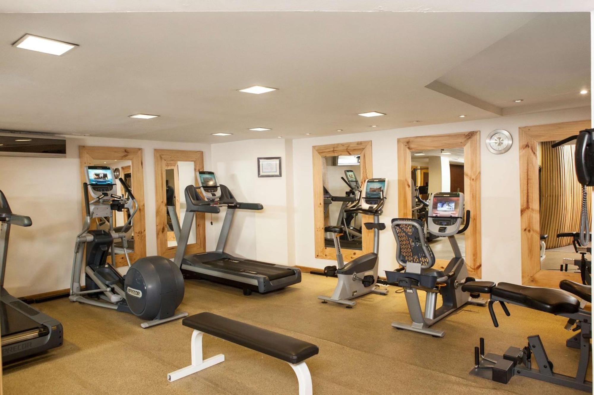 Embassy Suites by Hilton Bogotá - Rosales Exteriér fotografie The gym at the hotel