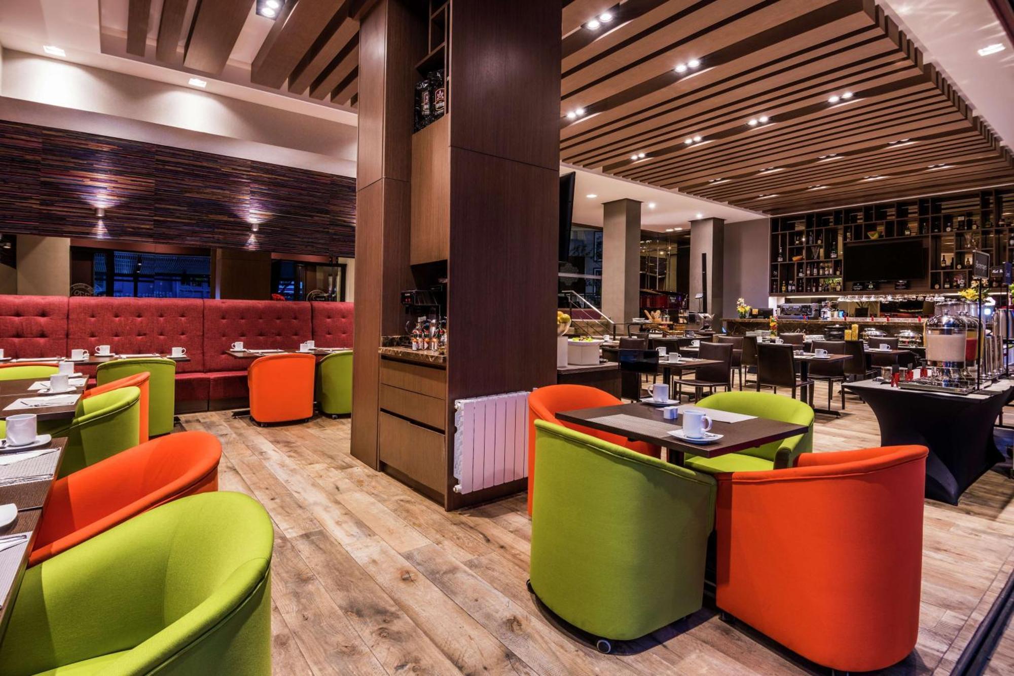 Embassy Suites by Hilton Bogotá - Rosales Exteriér fotografie The interior of the restaurant