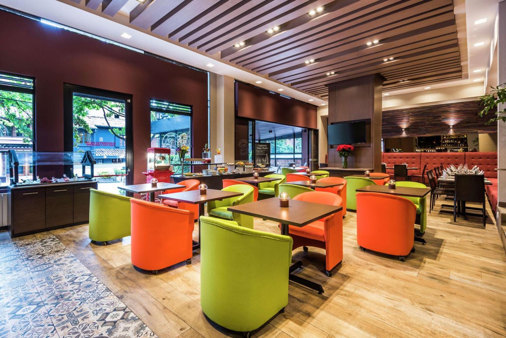 Embassy Suites by Hilton Bogotá - Rosales Exteriér fotografie The interior of a restaurant