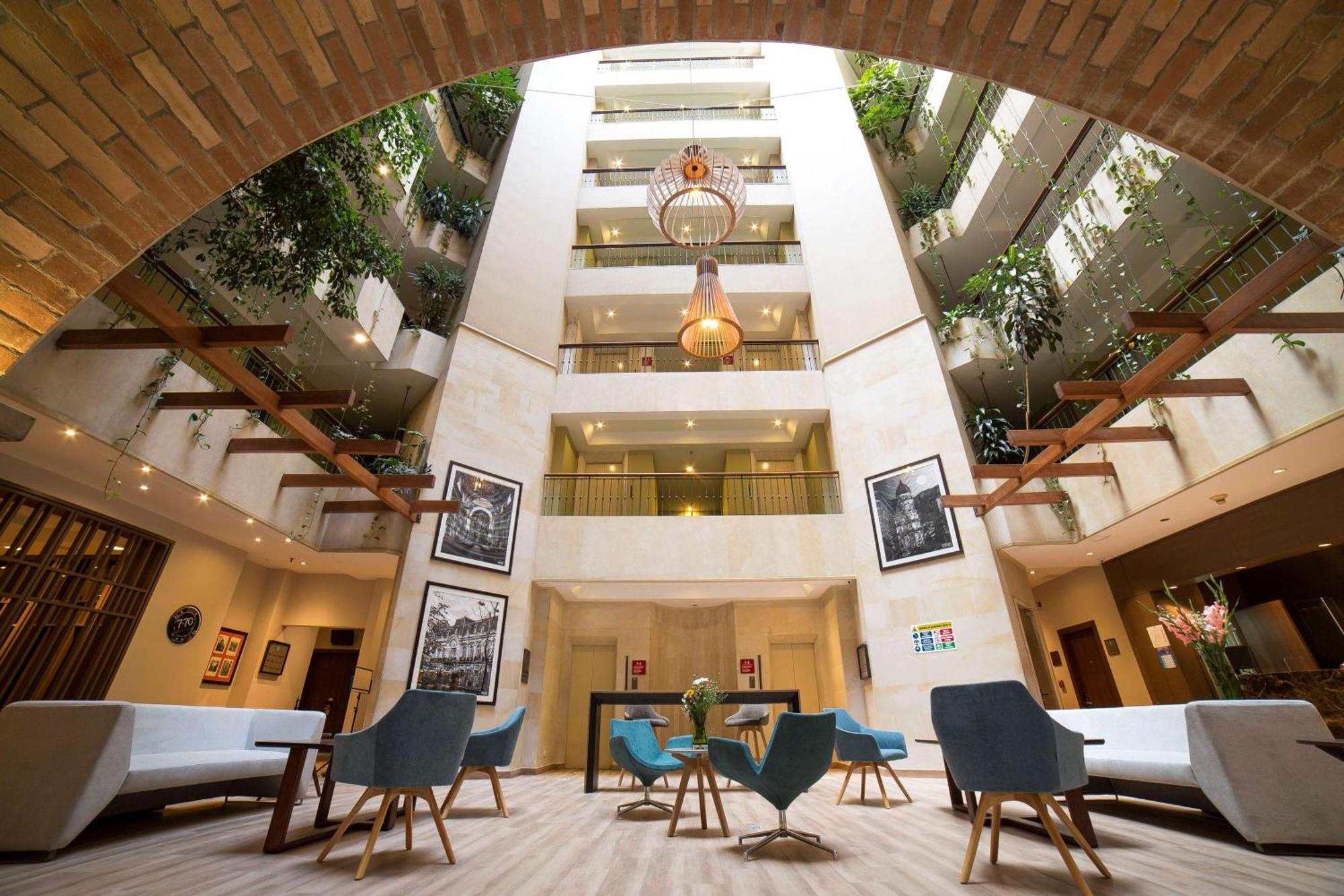 Embassy Suites by Hilton Bogotá - Rosales Exteriér fotografie The hotel's atrium