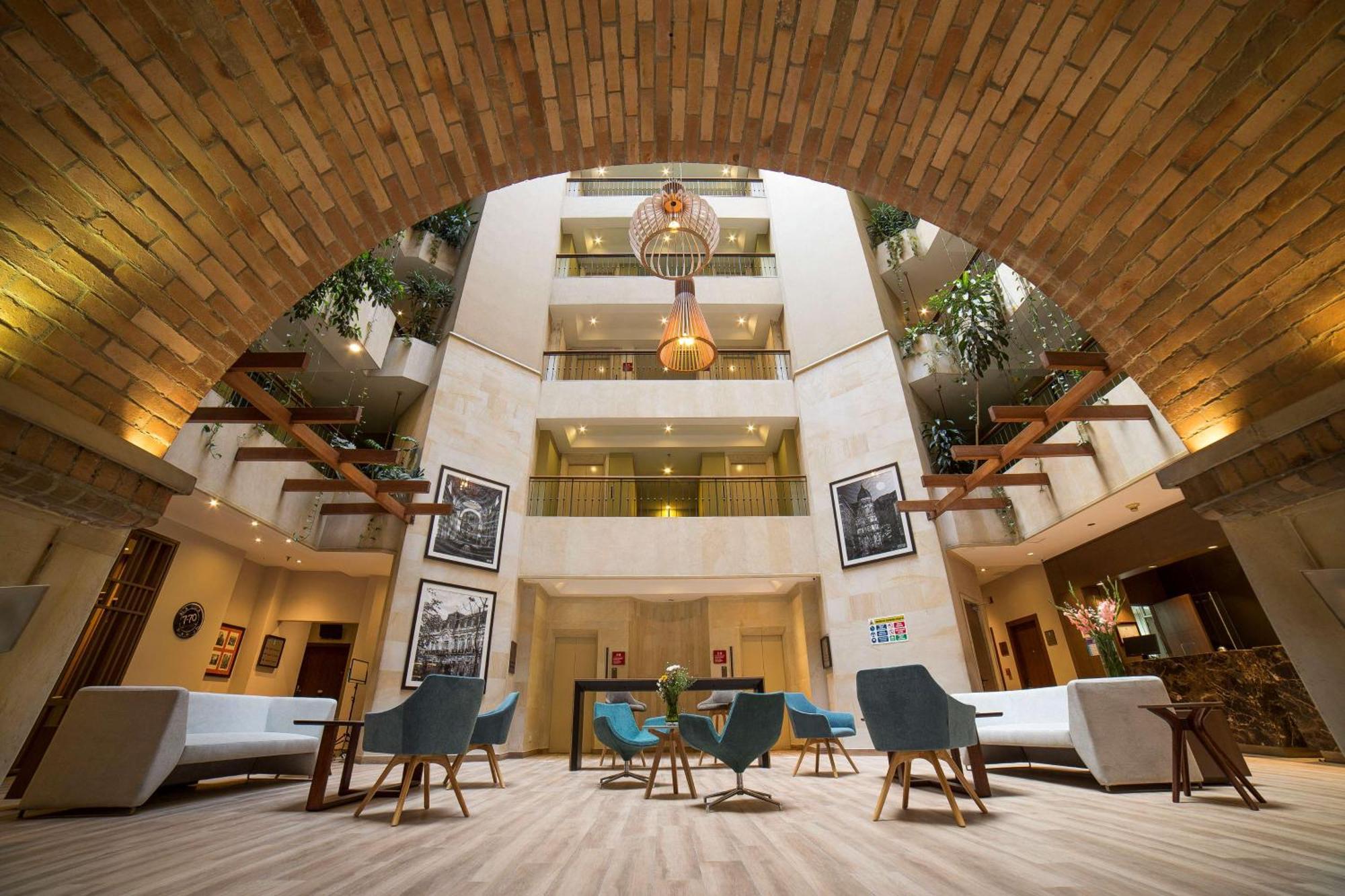 Embassy Suites by Hilton Bogotá - Rosales Exteriér fotografie The interior of the hotel