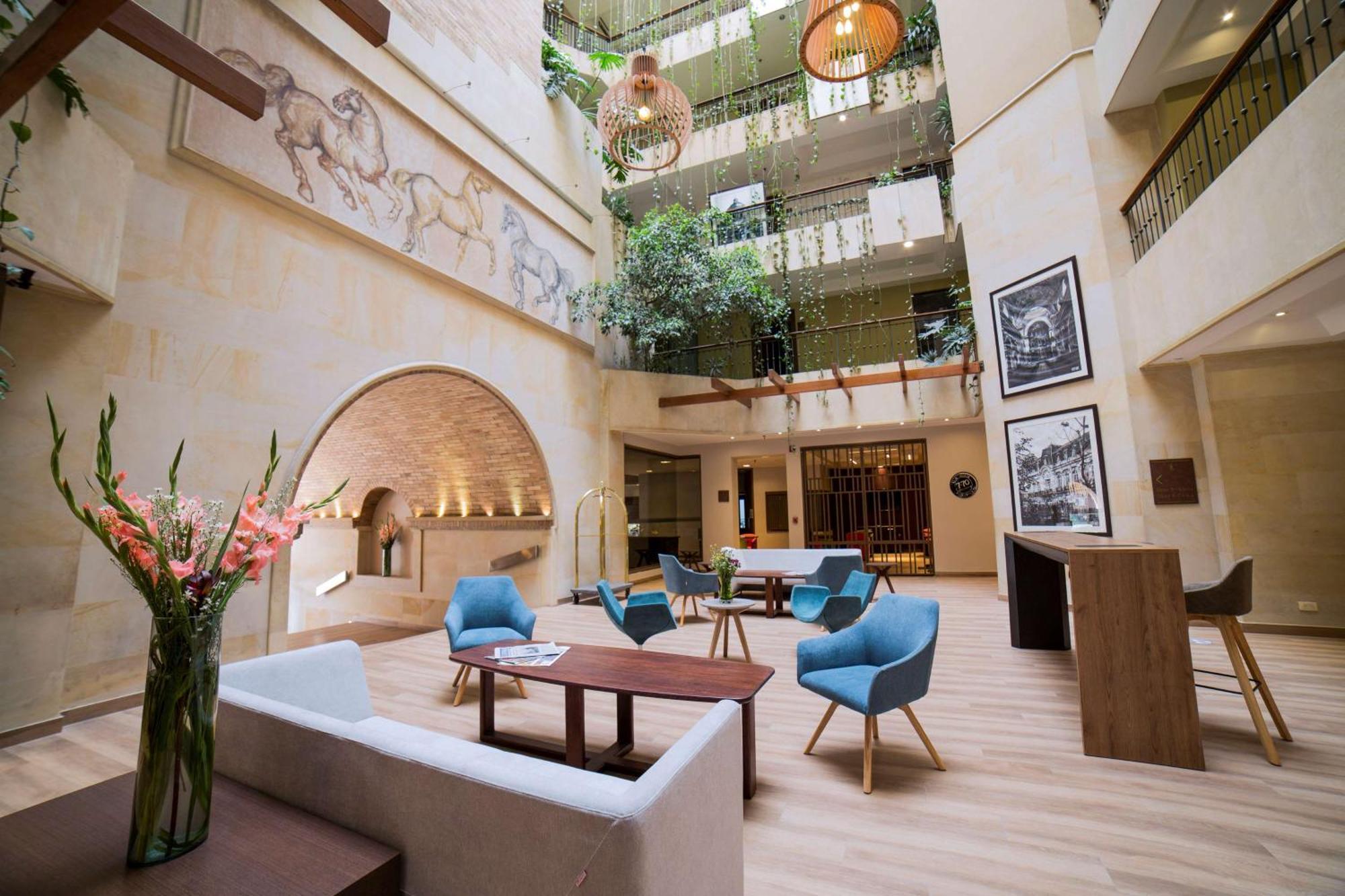 Embassy Suites by Hilton Bogotá - Rosales Exteriér fotografie The hotel's lobby