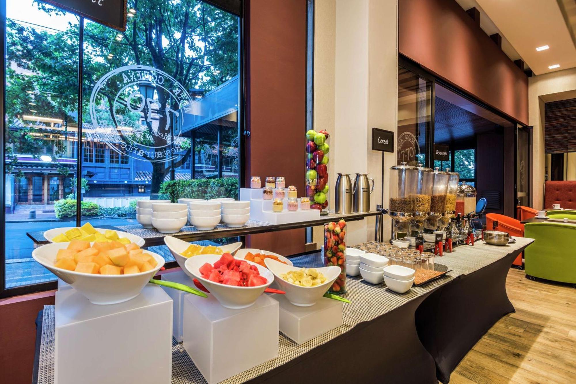 Embassy Suites by Hilton Bogotá - Rosales Exteriér fotografie Breakfast at the hotel