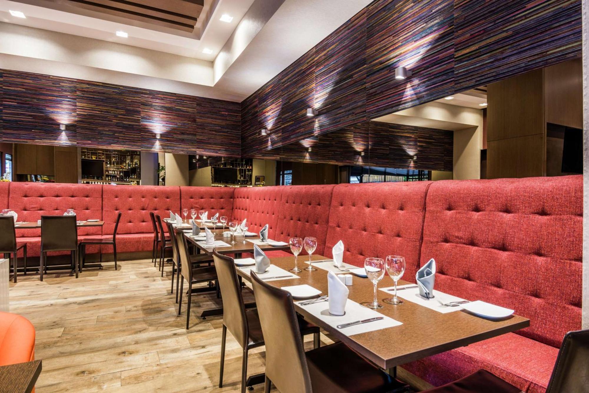 Embassy Suites by Hilton Bogotá - Rosales Exteriér fotografie The interior of the restaurant