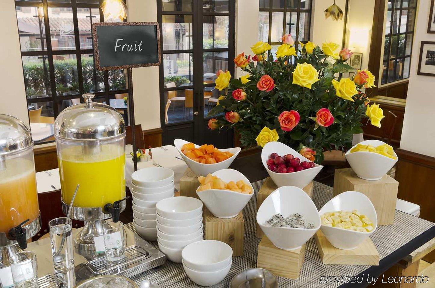 Embassy Suites by Hilton Bogotá - Rosales Exteriér fotografie Fruit and juice at a buffet