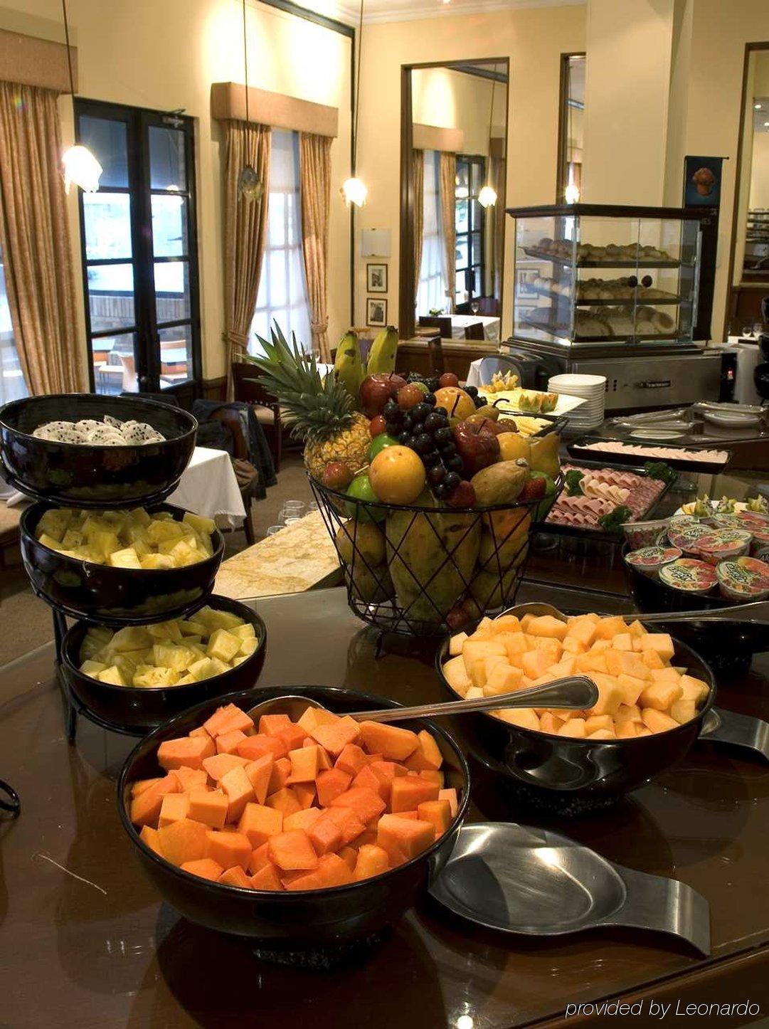 Embassy Suites by Hilton Bogotá - Rosales Restaurace fotografie A fruit salad buffet