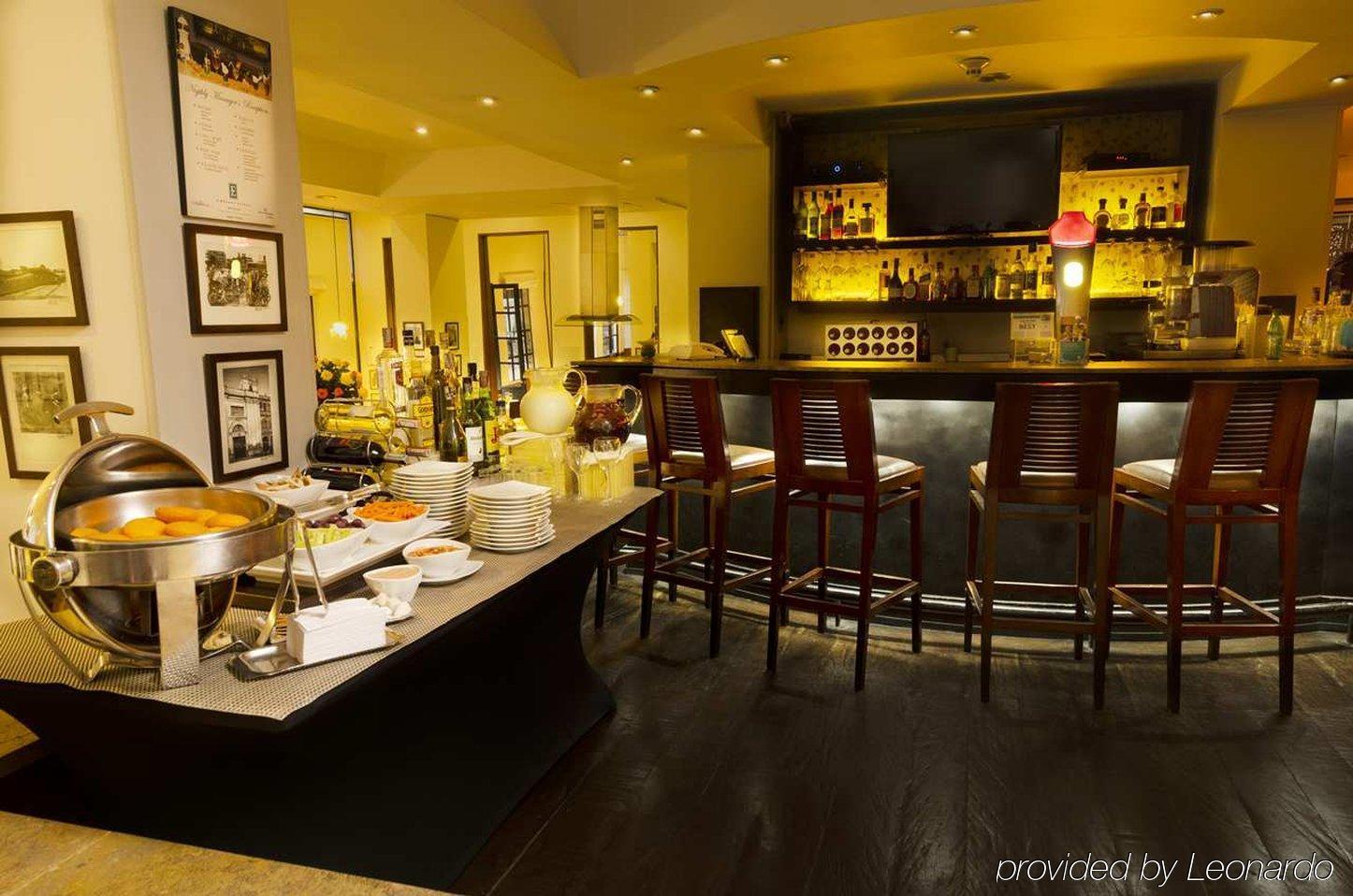 Embassy Suites by Hilton Bogotá - Rosales Exteriér fotografie The bar at the lounge