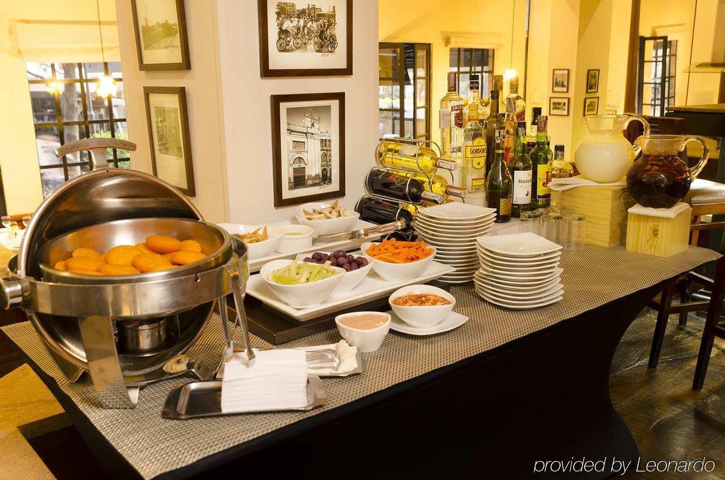 Embassy Suites by Hilton Bogotá - Rosales Exteriér fotografie A buffet at a hotel